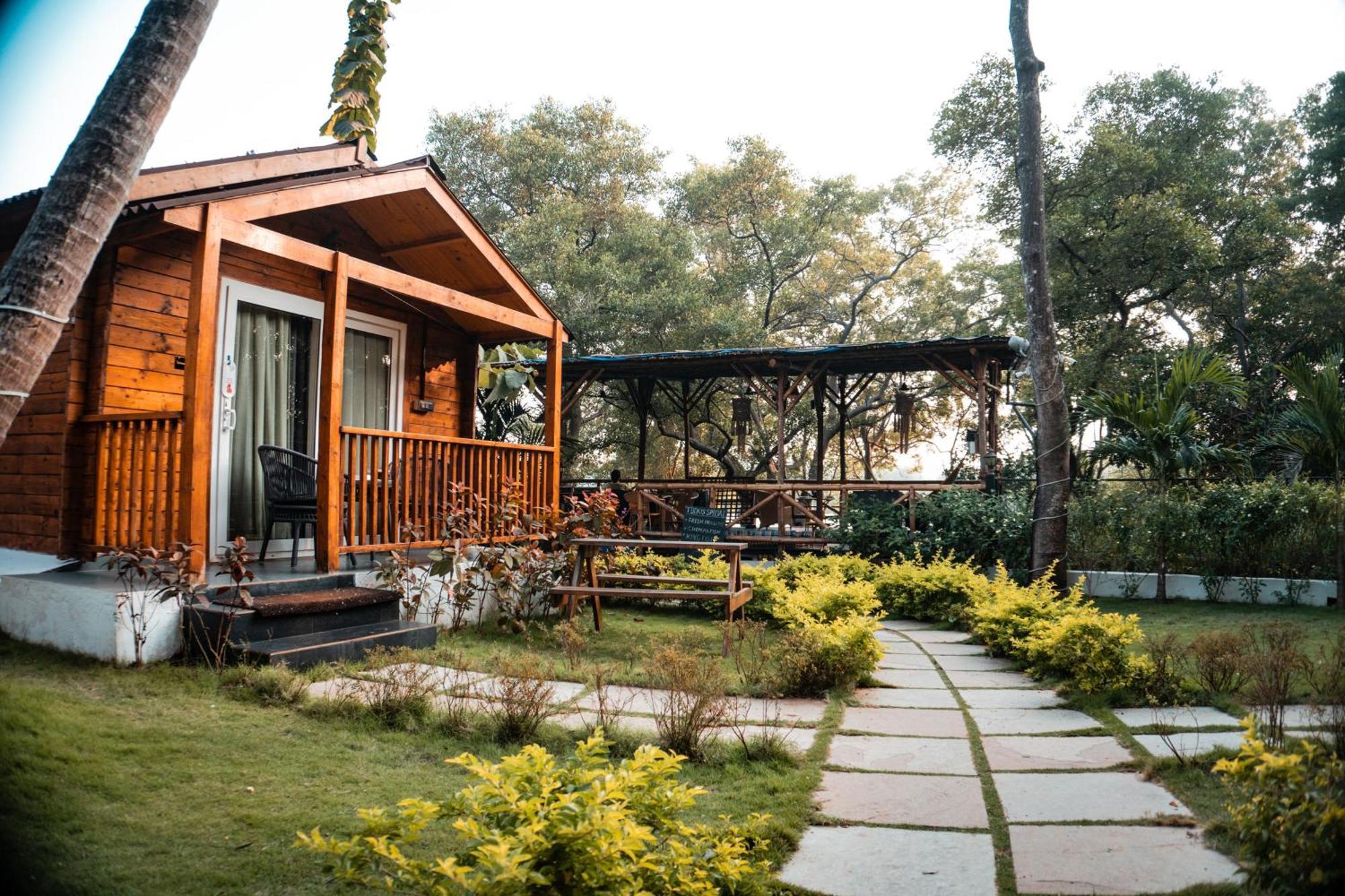 Tranquill Riverside Luxury Cottages With Bathtub, Кандолим Екстериор снимка