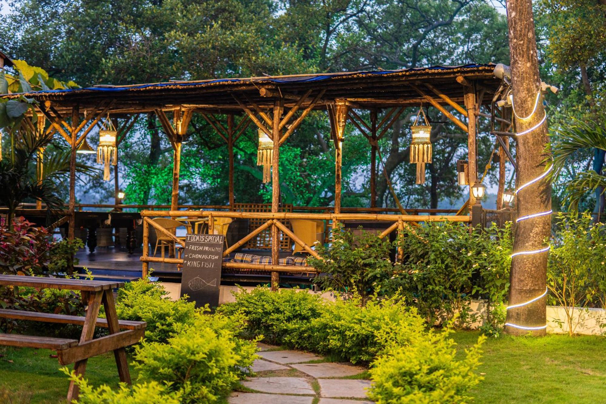 Tranquill Riverside Luxury Cottages With Bathtub, Кандолим Екстериор снимка